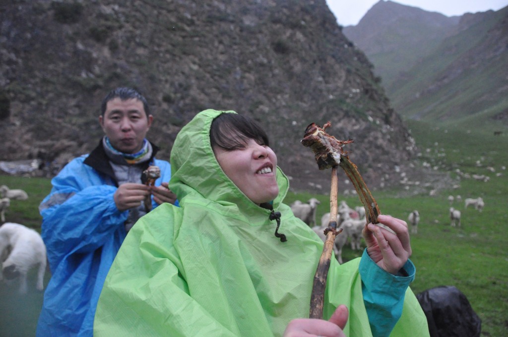 彩妮得意啃羊排(来自飞鸟相机)