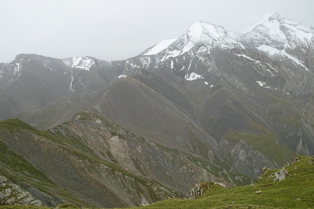 对面大山的后面就是天堂湖
